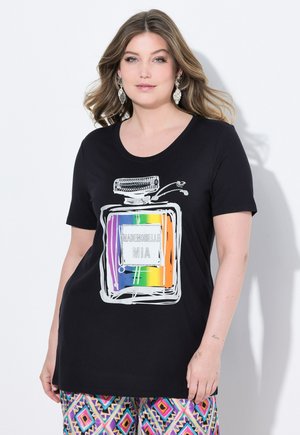 T-shirt nera con scollatura rotonda che presenta una grafica colorata di una bottiglia di profumo. Maniche corte e vestibilità rilassata. I motivi sui pantaloni non sono descritti.