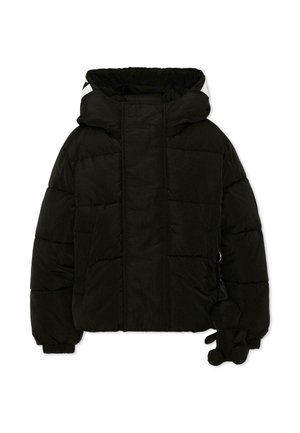 Chaqueta negra acolchada con capucha, costuras acolchadas y un pequeño oso de peluche negro como accesorio colocado en el lateral cerca del puño.