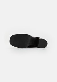 Coccinelle Platform csizmák - noir