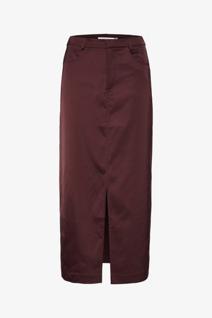 Falda burdeos de longitud a la rodilla con corte recto, que presenta una abertura en la parte delantera, dos bolsillos laterales y una tela suave y texturizada.