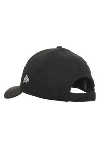 Gorra de béisbol negra con visera curva, hecha de tela texturizada, que presenta un pequeño logo blanco en el lado y una correa ajustable en la parte trasera.