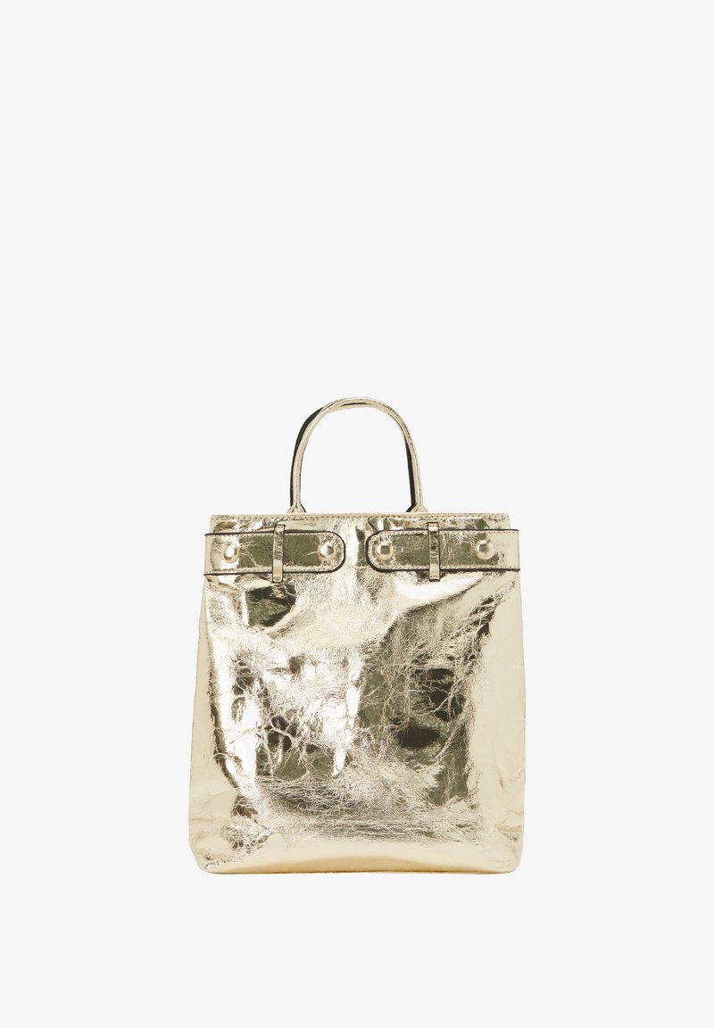 Geantă tote de metalizat aurie cu suprafață texturată, două mânere și accente cu buton. Formă rectangulară cu un finisaj lucios.