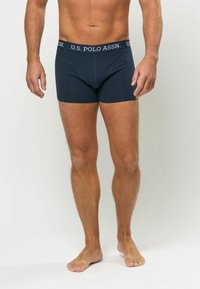 Marineblå herreboxershorts med U.S. Polo Assn.-logo på en myk, elastisk midjebånd. Laget av glatt, elastisk stoff for komfort.