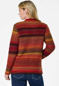 Strickpullover mit horizontalen Streifen in Rot, Orange und Gelb. Strukturierter Stoff mit Rundhalsausschnitt und langen Ärmeln.