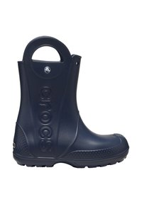 Bota navy impermeable con una textura suave, forma redondeada y logo elevado de "crocs" en el lateral. Cuenta con un asa para facilitar su uso.