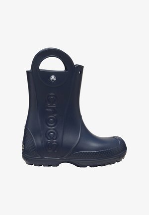 Marineblauer, wasserdichter Stiefel mit glatter Textur, runder Form und erhabenem "crocs"-Logo an der Seite. Verfügt über einen Griff für ein einfaches Anziehen.