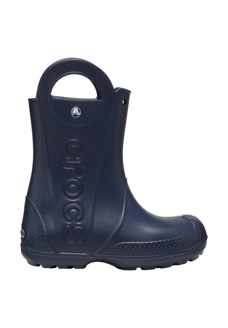 Bota navy impermeable con una textura suave, forma redondeada y logo elevado de "crocs" en el lateral. Cuenta con un asa para facilitar su uso.
