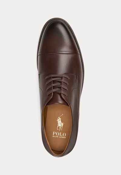 Hnědá kožená bota s hladkým povrchem, zavazováním na tkaničky, zaoblenou špičkou a jemnými šicími detaily. Logo na stélce.