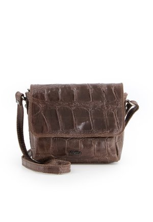 Brun læder crossbody taske med krokodillemønster, der har flaplukning, justerbar rem og diskret brandingdetalje.