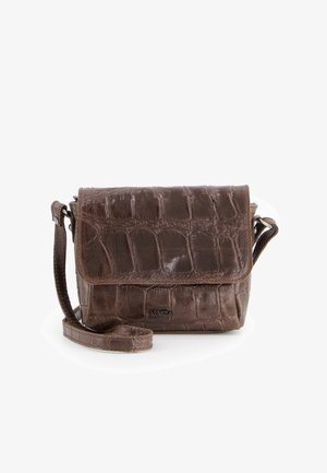 Hnědá kožená crossbody taška s krokodýlí texturou, vybavená klopou, nastavitelným popruhem a jemným detailem s logem.