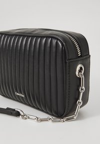 Calvin Klein MINI LINE CAMERA BAG - Axelremsväska - black