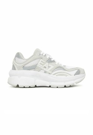 Sneaker atletica in mesh bianco e grigio e suede, con suola spessa e logo EA7 Emporio Armani sul lato.