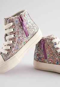 Baskets montantes pailletées avec une surface en paillettes multicolores et une fermeture éclair rose clair. Dotées de lacets blancs et de semelles en caoutchouc.