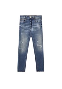 Jeans de mezclilla en azul medio con detalles desgastados y decolorados. Cuenta con cinco bolsillos, cierre de cremallera y un diseño de pierna recta.