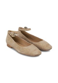 Bailarinas de ante beige con puntera afilada, correa de tobillo con una hebilla decorativa y un bajo tacón de madera. Textura suave y lisa.