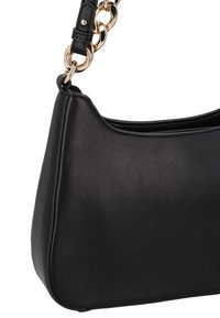 Schwarze Lederschultertasche mit glatter Textur, geschwungener Form und goldfarbener Kettenakzent am Träger. Einfaches und funktionales Design.