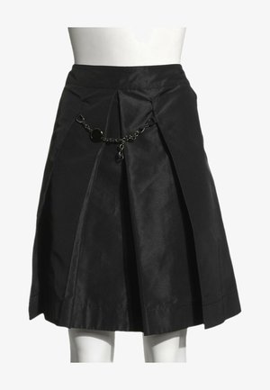 Jupe plissée noire avec une ceinture et une chaîne argentée décorative attachée à l'avant.
