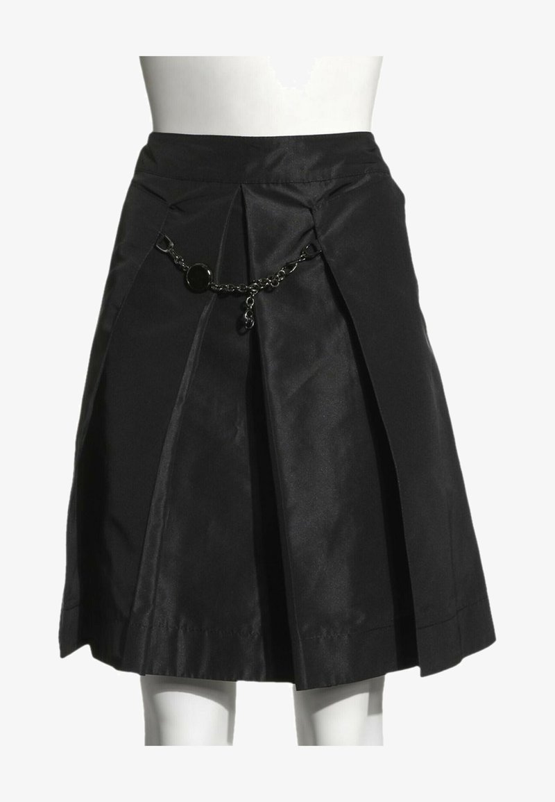 Jupe plissée noire avec une ceinture et une chaîne argentée décorative attachée à l'avant.