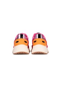 Zapatillas multicolores con parte superior rosa y acentos metálicos, sección del talón naranja y suela acolchada en beige con agarre texturizado.