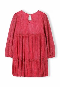 Robe rouge à manches longues en tissu texturé, dotée d'un dos en trou de serrure et d'une taille froncée, avec une conception de jupe superposée.