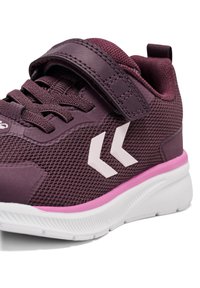Lila Mesh-Sneaker mit weißer Sohle, pinker Zwischensohle und Klettverschluss. Mit weißem Chevron-Design an der Seite.