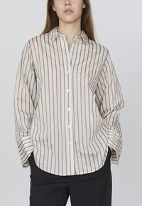 Striped button-up skjorte i let stof, med lodrette creme- og brune striber, en krave og lange ærmer med knappede manchetter.