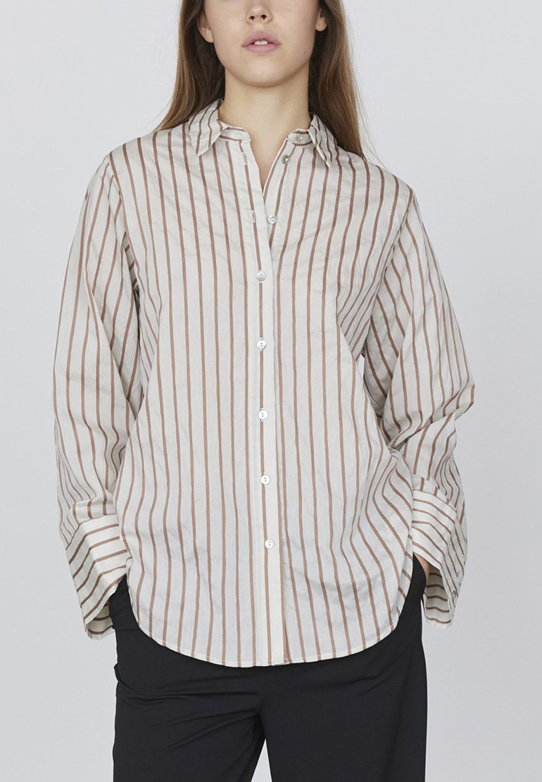 Striped button-up skjorte i let stof, med lodrette creme- og brune striber, en krave og lange ærmer med knappede manchetter.