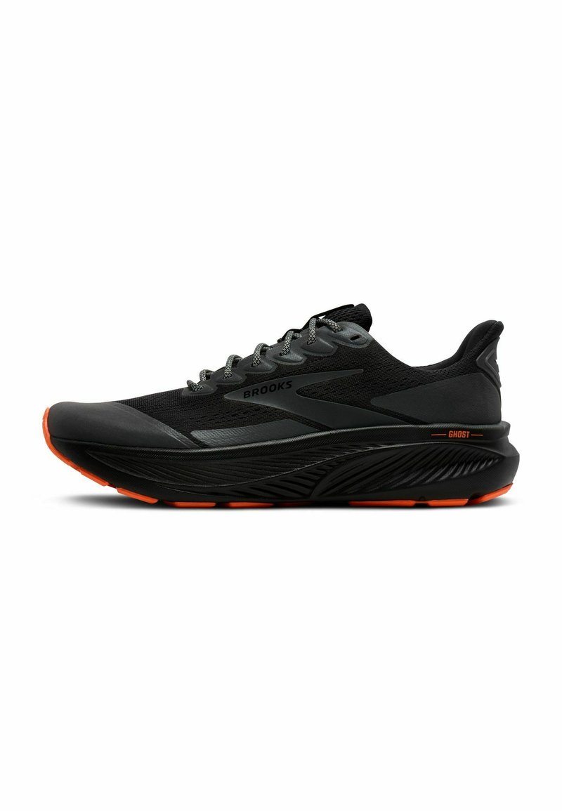 Scarpa da corsa nera con tomaia in rete, accenti grigi, lacci riflettenti e soletta imbottita; suola arancione e dettagli del marchio.