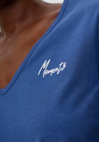 s.Oliver MIT STICK-DETAIL - T-Shirt print - dunkelblau