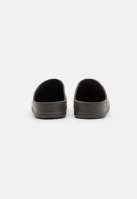 Crocs DYLAN  - Badslippers - brown