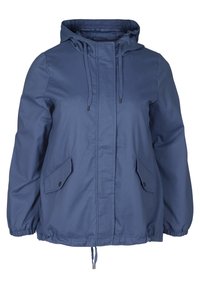 Sininen hupputakki, jossa on etutaskut läpällä, kiristysnauhat hupussa ja helmassa sekä joustavat hihansuut.