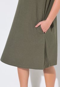 Ulla Popken A-LIJN RONDE HALS KORTE MOUWEN ZAKKEN - Žerzejové šaty - olive grey