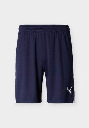 Granatowe szorty sportowe z elastycznym pasem, białe logo Puma na dolnej części prawej nogawki oraz białe paski po bokach.