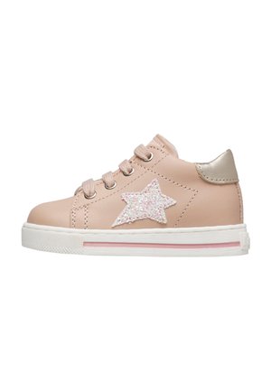 Scarpa da ginnastica rosa per bambino piccolo con stella bianca glitterata sul lato, cinturino in velcro, lacci rosa e suola bianca con striscia rosa.