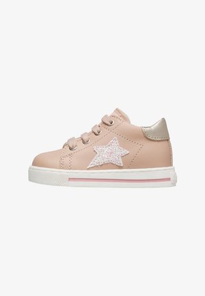Zapatilla de niño pequeña rosa con estrella blanca brillante en el lateral, tira de velcro, cordones rosas y suela blanca con franja rosa.