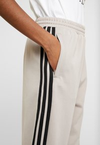 adidas Originals Träningsbyxor - grey