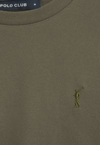 Olivgrön sweatshirt med ribbad crewhals och broderad gångfigur i matchande olivnyans. Mjuk, texturerad bomullstyg.