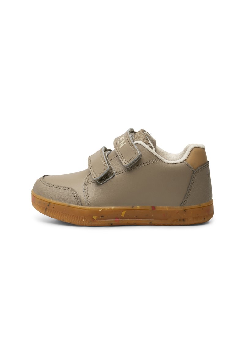 Beige barnskor med dubbla kardborreband, gummisula med ett färgglatt spräckligt mönster och texturerad häl.