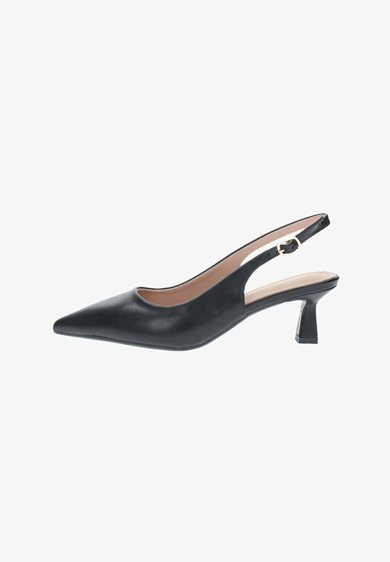 Décolleté nera slingback con punta appuntita, texture in pelle liscia, tacco a blocco piccolo e un accento di fibbia dorata sulla cinghia.