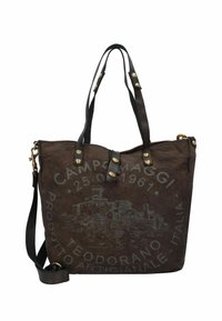 Bolso tote de cuero marrón con acentos de cuero negro, herrajes dorados y un diseño gráfico que presenta un castillo y texto. Incluye una correa de hombro ajustable.