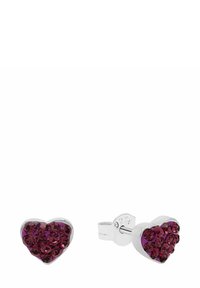 Pendientes de stud en forma de corazón con cristales de color rojo oscuro, montados en metal tono plata. Acabado suave con un cierre seguro.