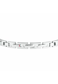 Bracciale in metallo con maglie rettangolari intrecciate in argento lucido, con un piccolo logo "SECTOR" e un accento rosso su una maglia.