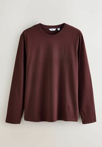 Langärmliges, burgunderrotes T-Shirt aus weicher Baumwolle mit Rundhalsausschnitt und lockerem Sitz. Glatte Textur, keine sichtbaren Muster oder Akzente.