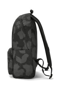 Čierny batoh s maskáčovým vzorom, vybavený polstrovanými ramennými popruhmi, bočnou vreckom a hladkým, textúrovaným povrchom.