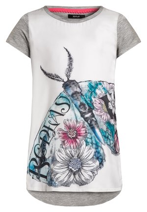 Wit T-shirt met korte mouwen en grijze mouwen, met een kleurrijk ontwerp van een vlinder en bloemen, inclusief zwarte tekst. Gladde stof en afgeronde zoom.