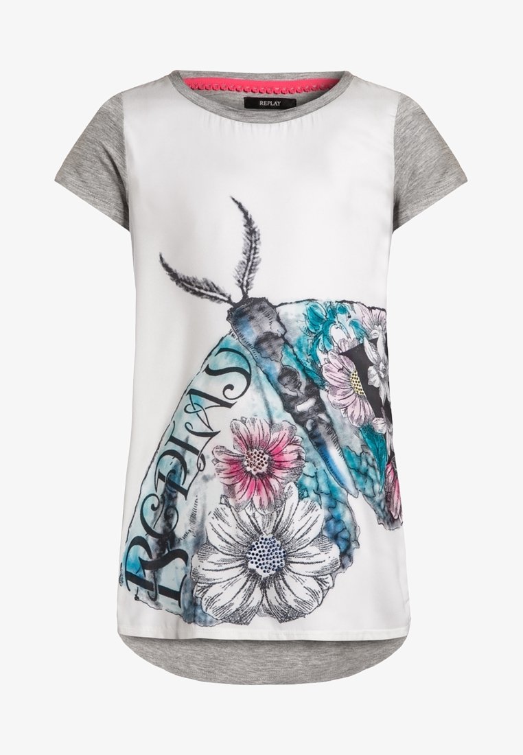 Haut blanc à manches courtes avec des manches grises ornées d'un motif coloré de papillon et de fleurs accompagné d'un texte noir. Tissu lisse et ourlet arrondi.