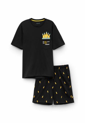 Zwart setje van overhemd met korte mouwen en korte broek met gele prints van bierflesjes; het voorvak van het overhemd toont vijf bierflesjes op ijs en tekst over bieren.
