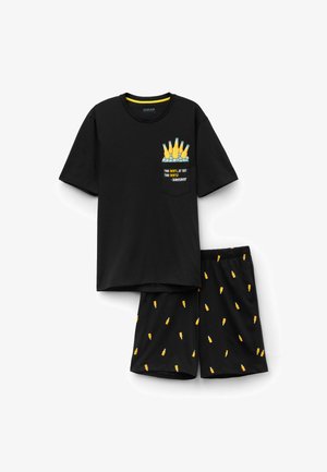 Sort kortærmet skjorte og shorts med gule ølflaskeprints; skjortens frontlomme viser fem ølflasker på is og tekst om øl.