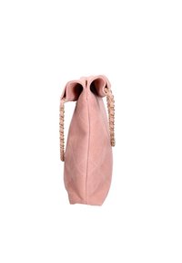 Borsa in suede rosa con design trapuntato, manici a catena dorati e apertura arricciata. Texture liscia con dettagli di cucitura visibili.
