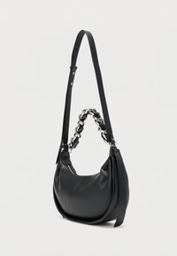 Μαύρη δερμάτινη τσάντα ώμου με στρογγυλεμένο σχήμα. Διαθέτει πλεκτό ασημένιο λουρί αλυσίδας και λείο υλικό. Λεπτομέρεια με φερμουάρ στο πλάι.